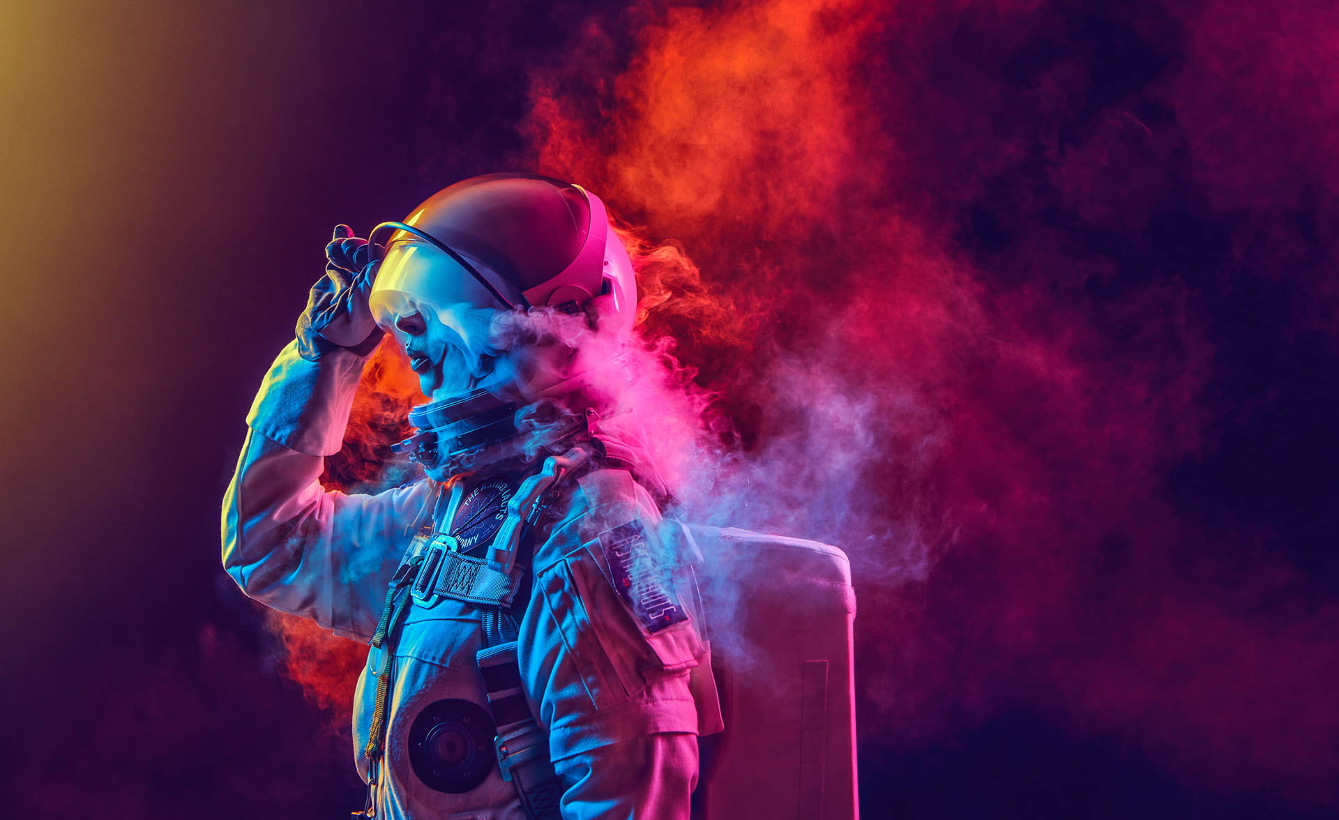 Wallpaper-Astronaut-Smoke-Colored-Smoke-Nasa-Space-Wo3